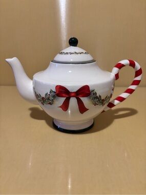 Windows of the Heart Christmas Teapot. Read description.